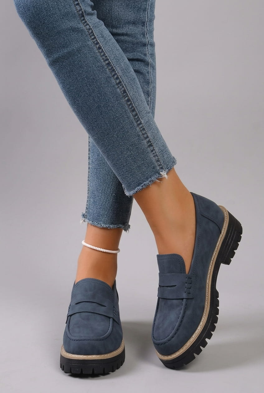 Mocasines con plataforma azul marino estilo universitario, con tira y suela dentada.