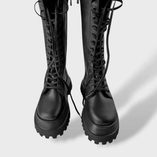Botas altas Elvira negras de cordones con suela track, vista frontal y empeine