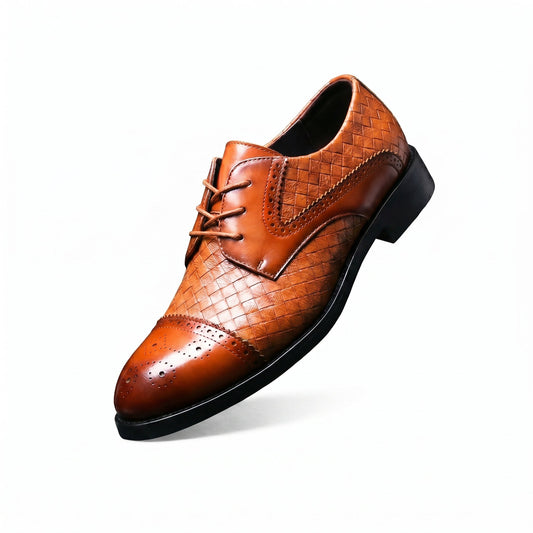 Zapato Oxford de piel marrón con trenzado, cordones y punta perforada.