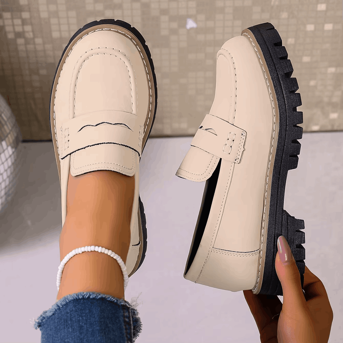 Mocasines con plataforma color crema, con tira al empeine y suela dentada negra