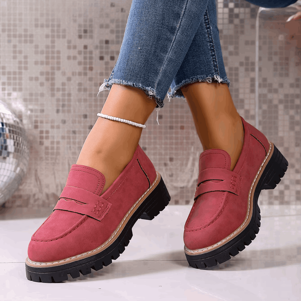 Mocasines con plataforma burdeos, tipo mocasín con hebilla frontal y suela dentada.