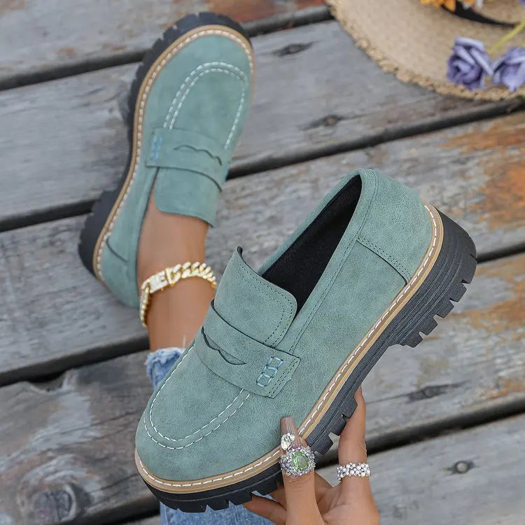 Mocasines con plataforma en gamuza verde menta, con costuras y suela gruesa negra