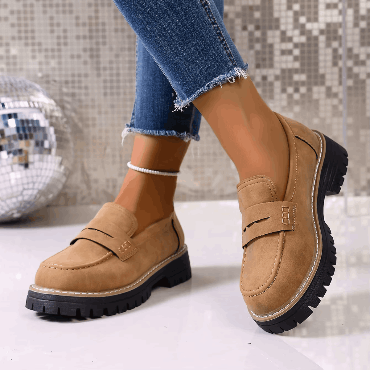 Mocasines con plataforma en cuero camel, con tira al empeine y suela dentada negra