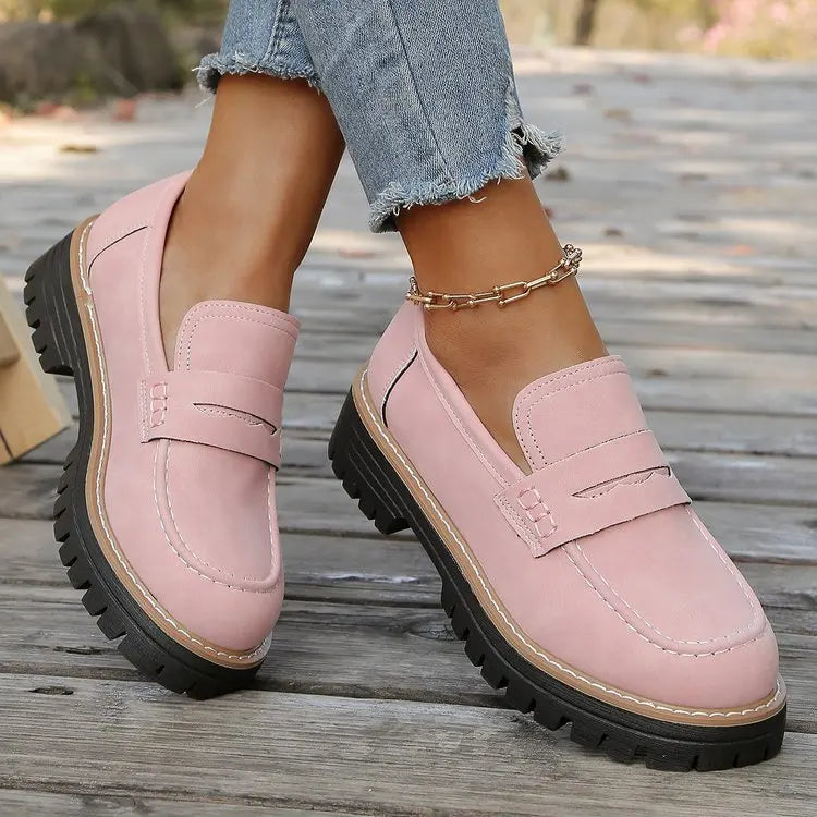 Mocasines con plataforma rosa con diseño clásico y suela dentada de perfil grueso.