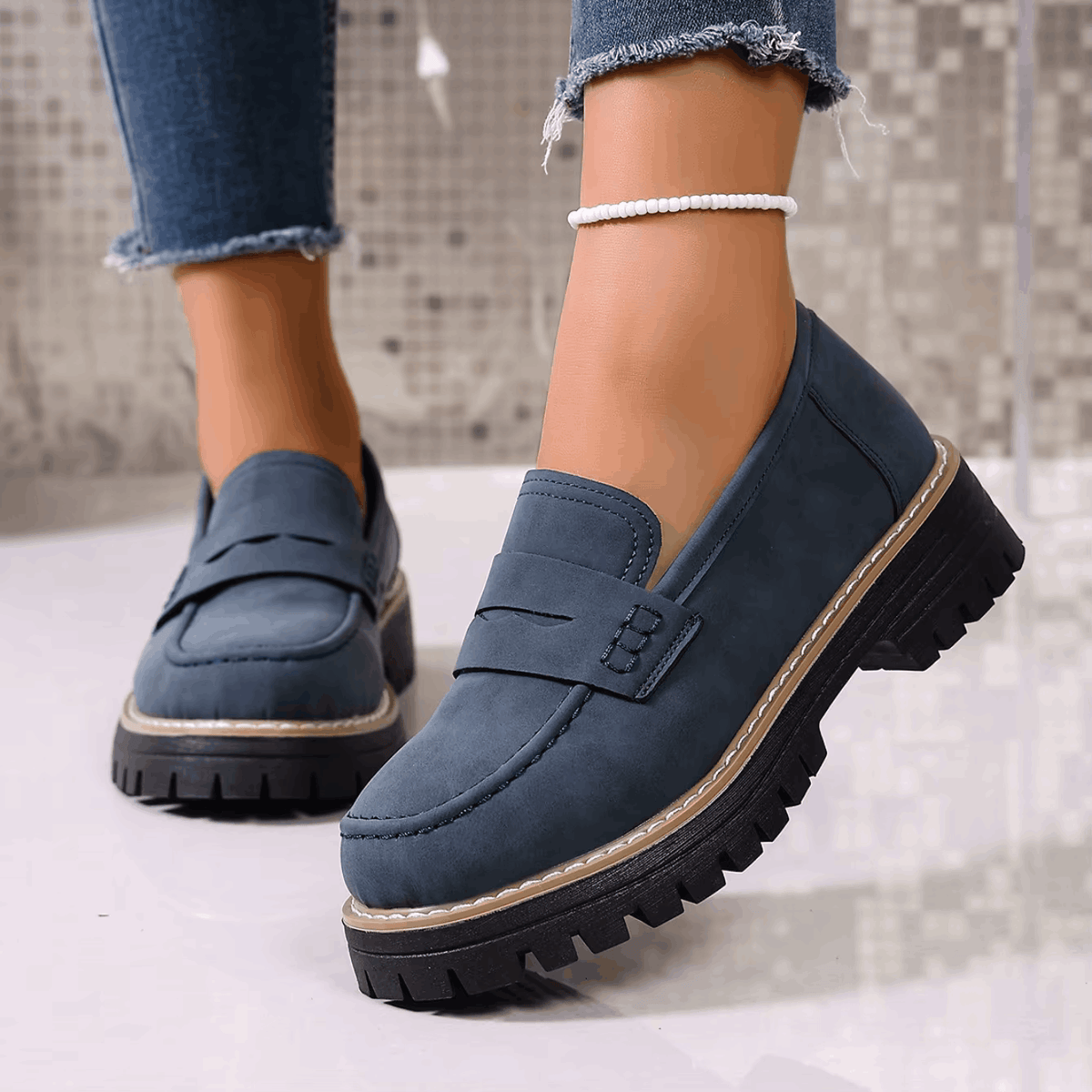 Mocasines con plataforma azul marino, diseño tipo mocasín con suela dentada.