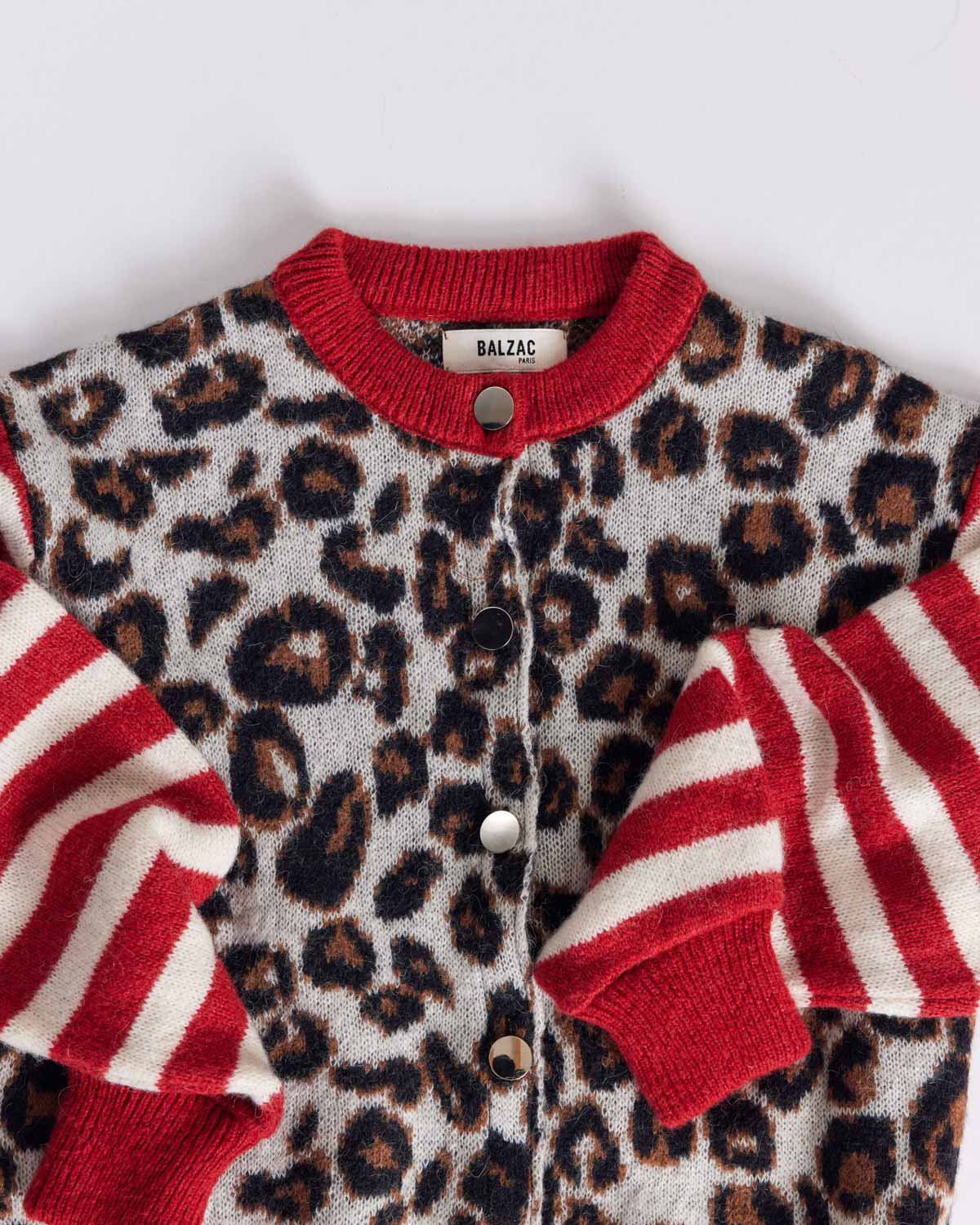 Cárdigan de punto con estampado de leopardo, cuello rojo y cierre de botones