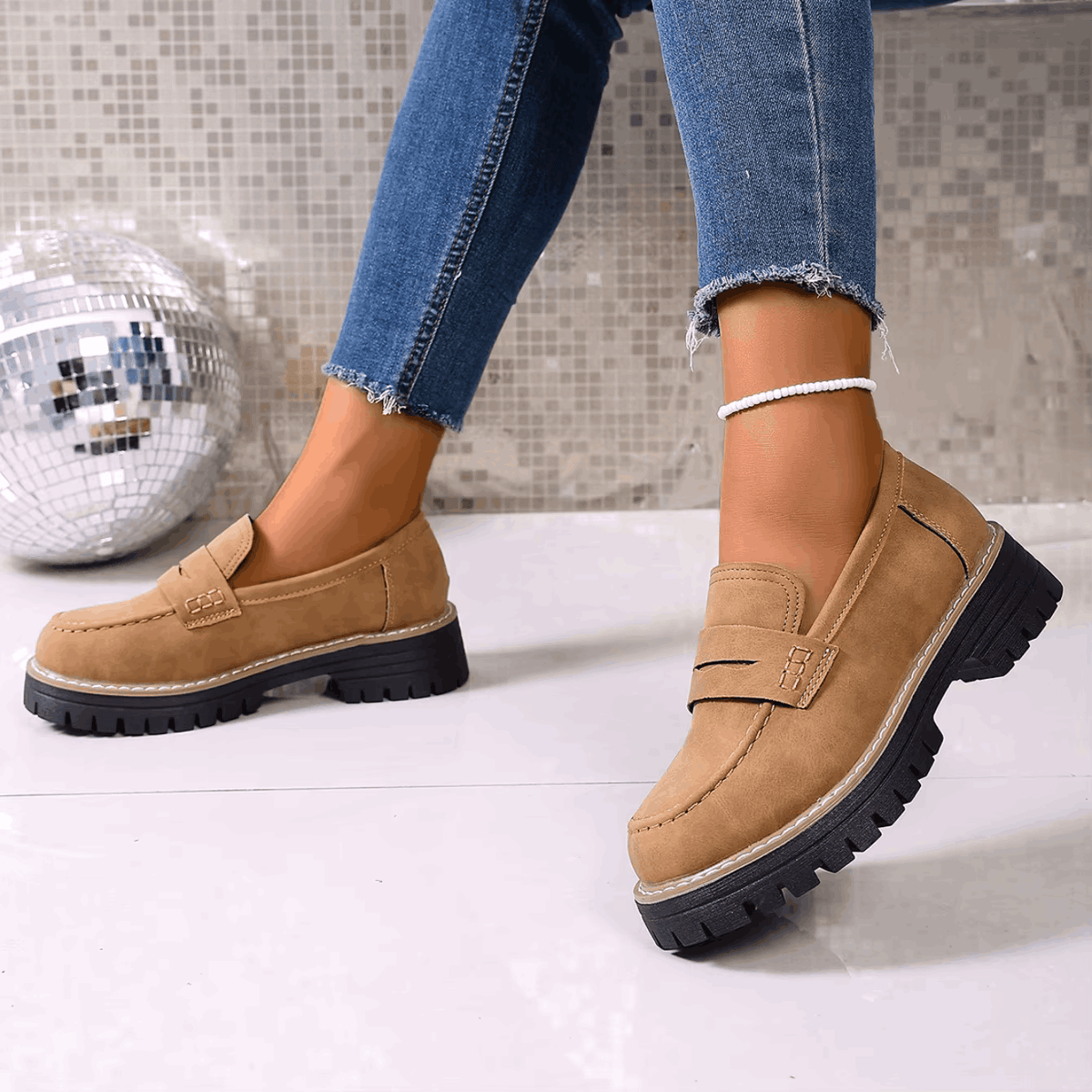 Mocasines con plataforma camel de gamuza, con costuras y suela negra resistente