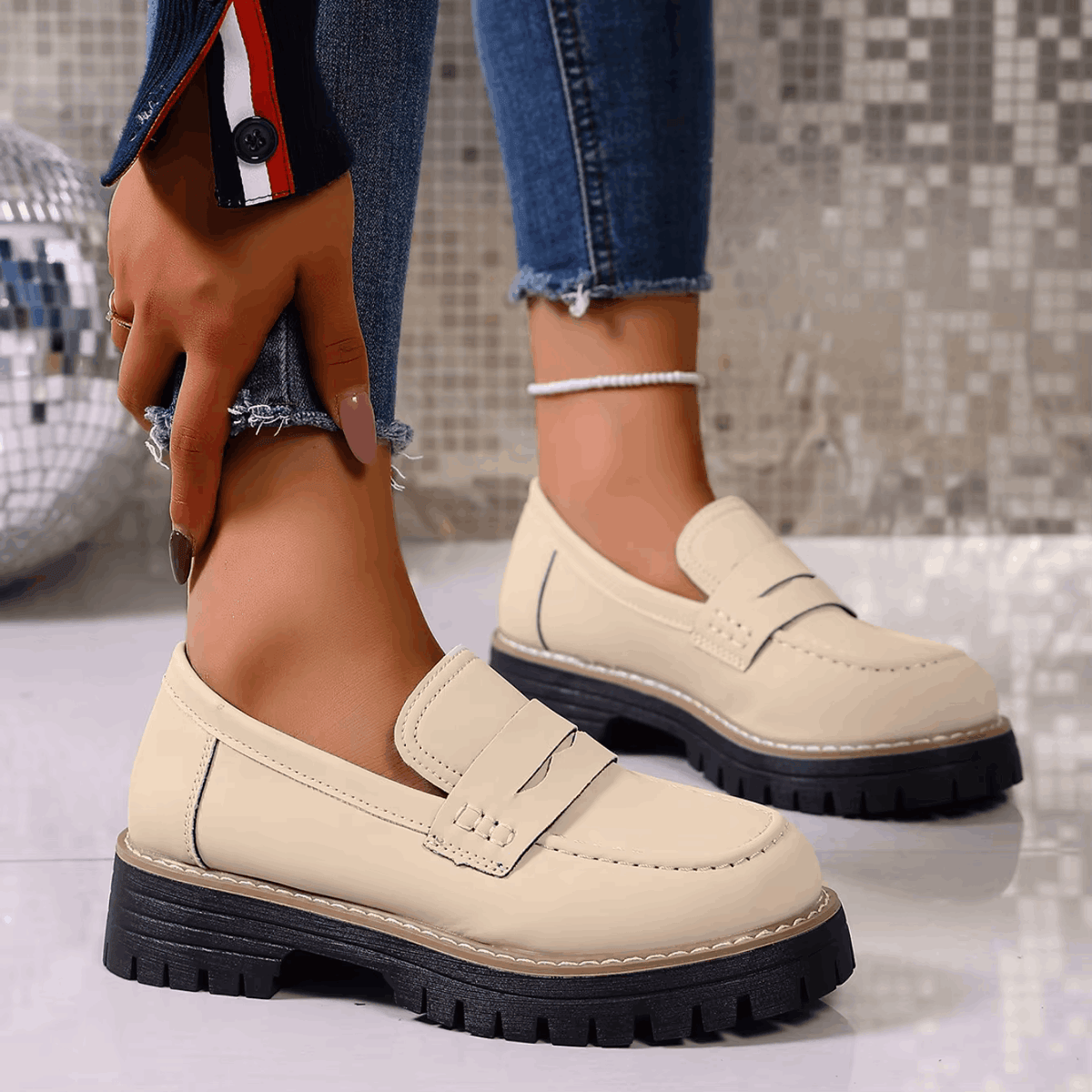 Mocasines con plataforma beige, estilo universitario, con hebilla y suela gruesa negra