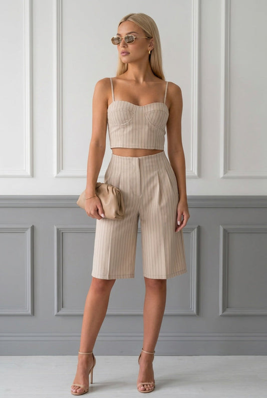 Conjunto beige de top acanalado y pantalón corto a rayas con tirantes