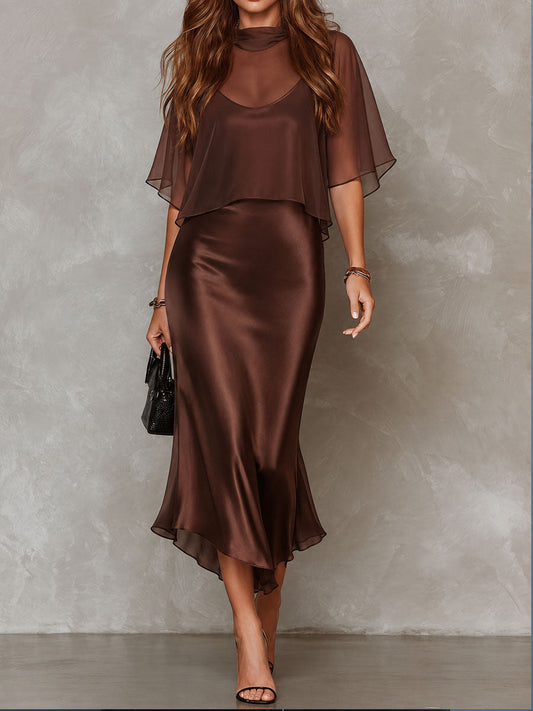 Vestido midi de satén marrón con capa suelta y escote redondo