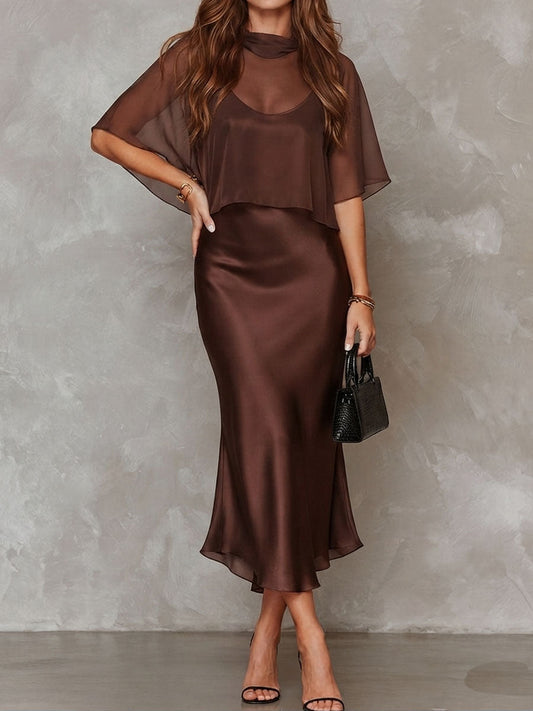 Vestido midi satinado marrón con capa en las mangas y silueta ajustada