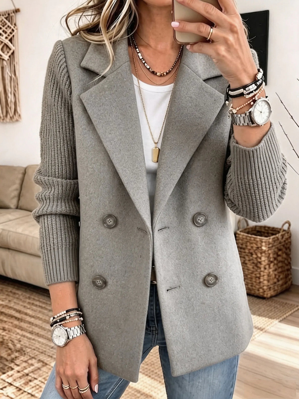 Blazer gris de doble botonadura, solapas y mangas de punto acanaladas