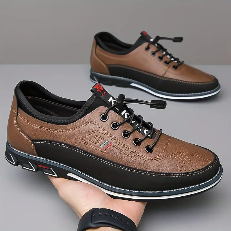 Zapatos Oxford de piel marrón claro con cordones negros y suela negra