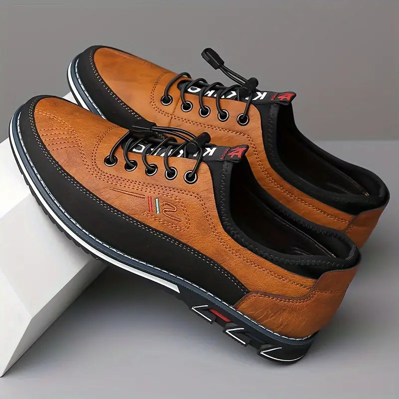Zapatos Oxford de piel caramelo con cordones negros y suela con cantos blancos
