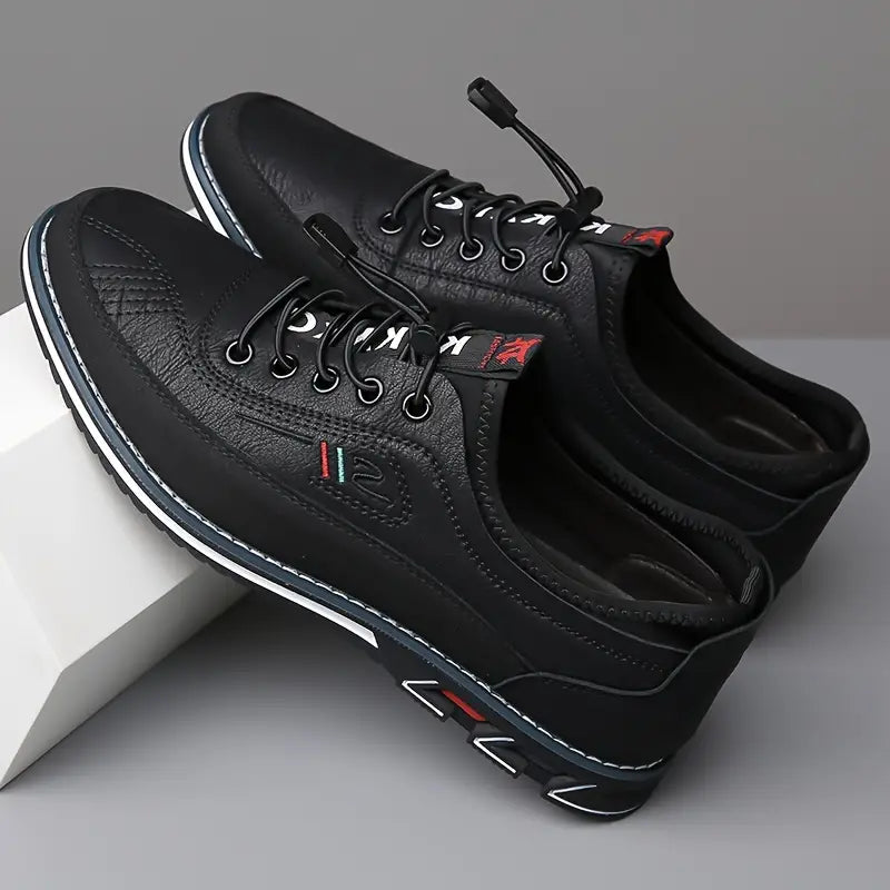 Zapato Oxford de piel negra, vista lateral, cordones y suela con borde azul