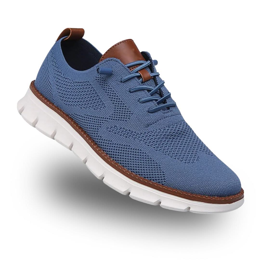 Zapatilla de senderismo azul con cordones y suela de tacos blanca