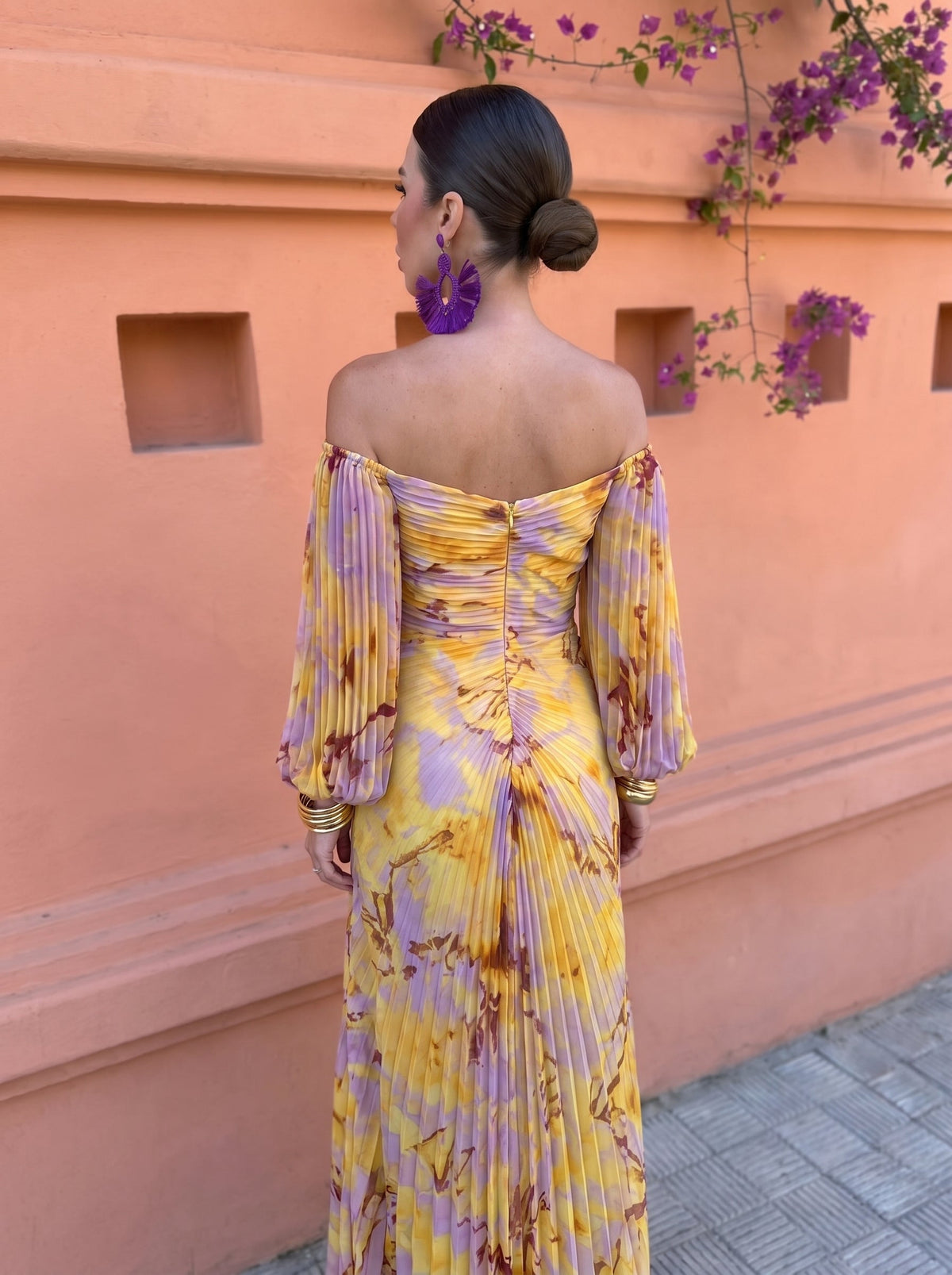 Vestido largo floral con espalda descubierta y drapeado en la cintura.