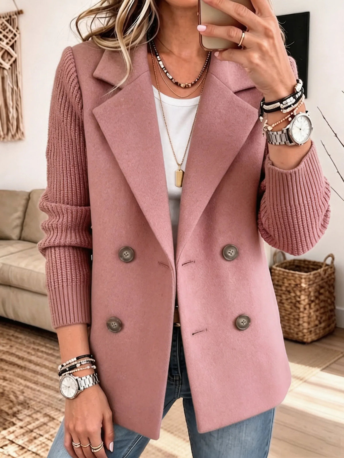 Blazer rosa de doble botonadura con solapas y mangas de punto acanaladas