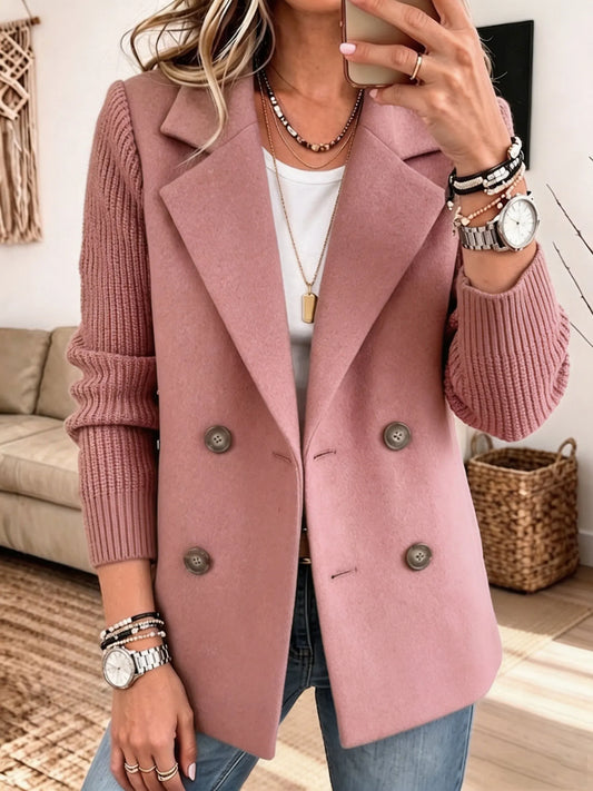 Blazer rosa de doble botonadura con solapas y mangas de punto acanaladas