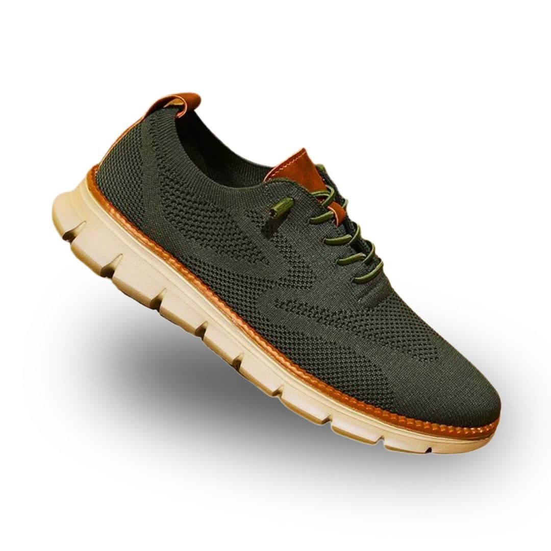 Zapatilla de senderismo verde oliva con cordones y suela clara