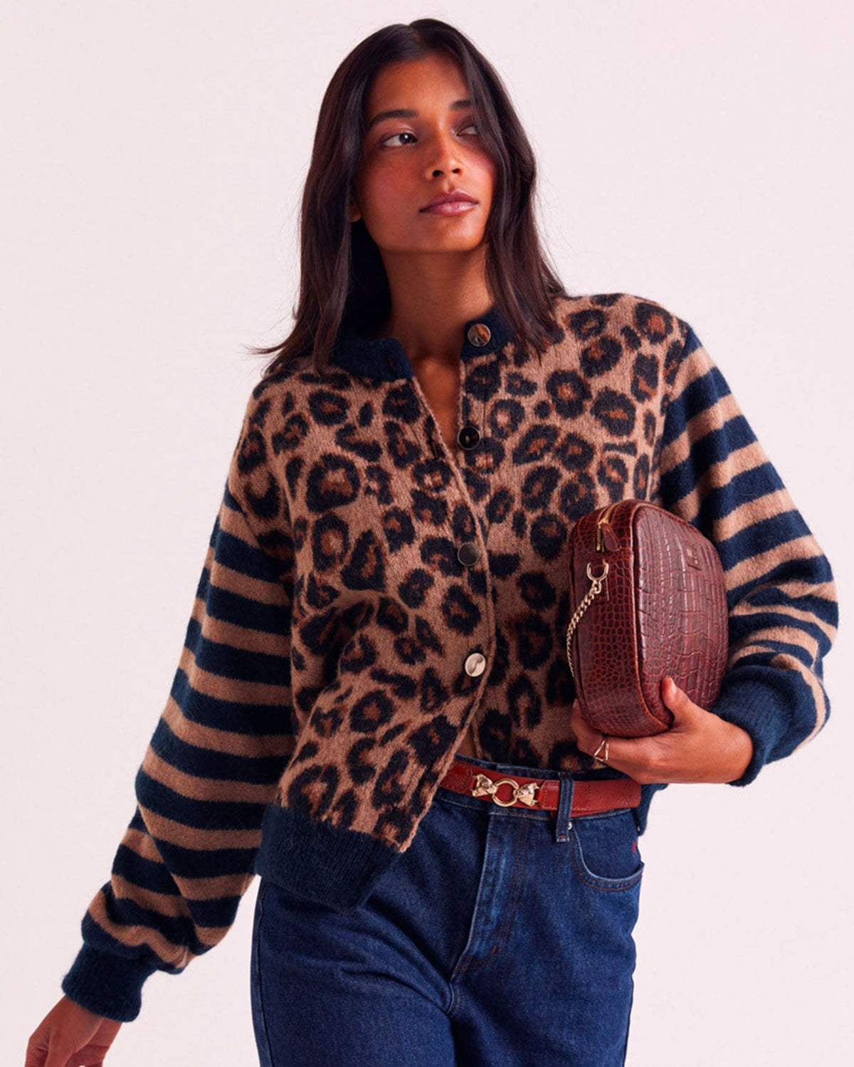 Cárdigan Idole con estampado de leopardo, mangas a rayas y botones