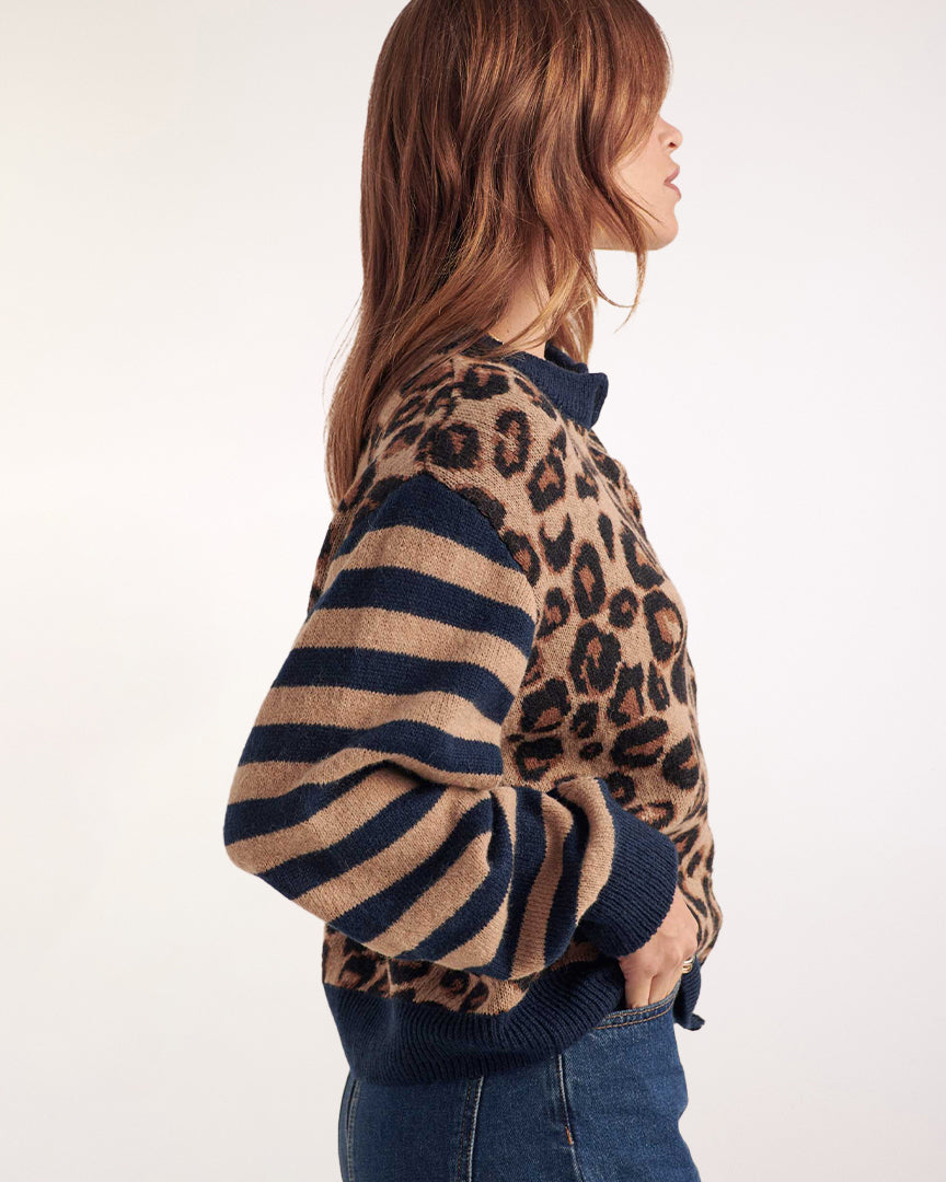 Cárdigan Idole visto de perfil, con estampado de leopardo y mangas a rayas