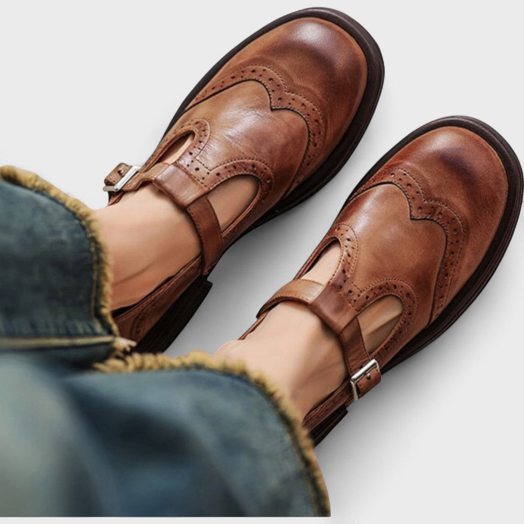 Zapatos estilo mocasín de cuero marrón con hebilla y suela gruesa