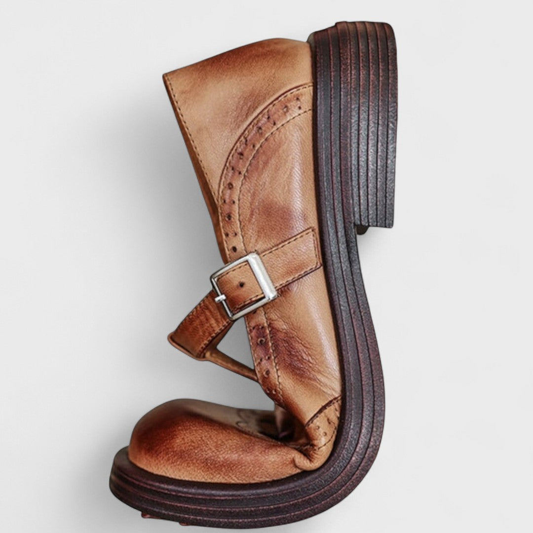 Zapato estilo mocasín de cuero marrón con hebilla y suela acanalada