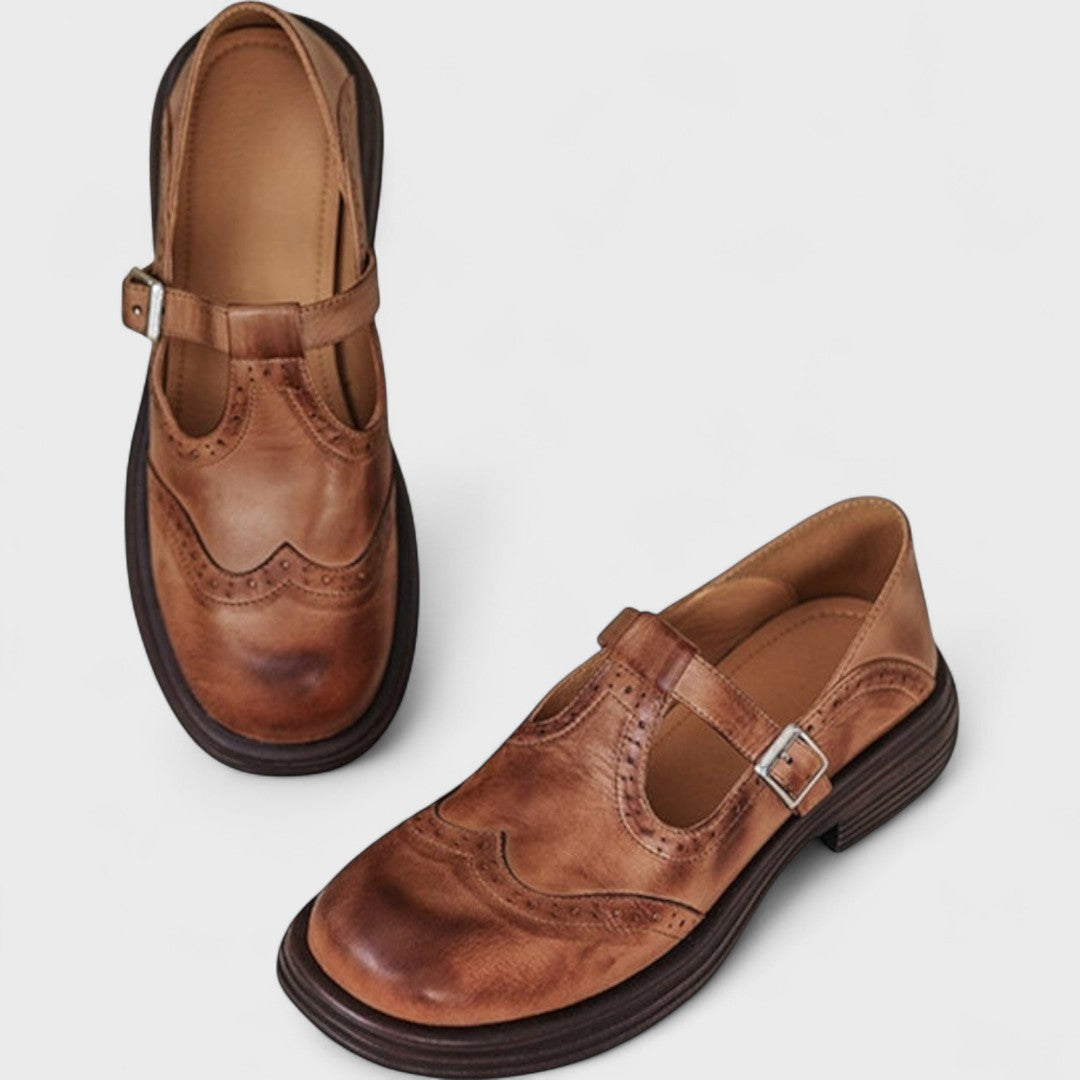 Zapatos estilo mocasín de cuero marrón con hebilla y detalles perforados