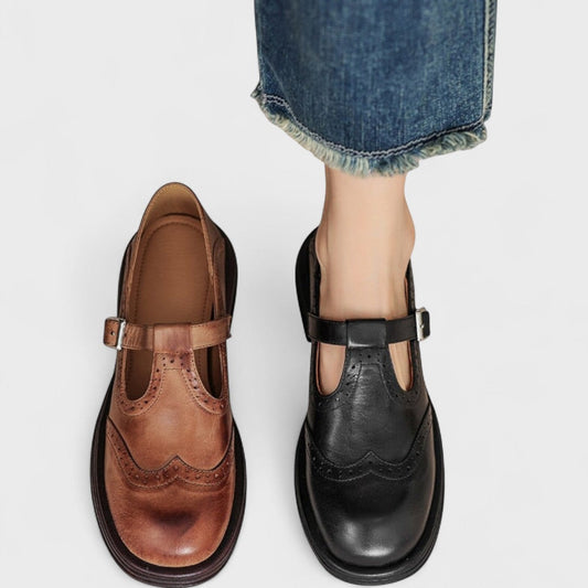 Zapatos estilo mocasín de cuero marrón y negro con hebilla metálica