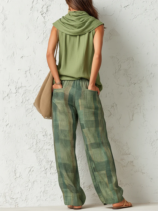 Conjunto Giulia: blusa verde sin mangas con pañuelo y pantalón de cuadros verde