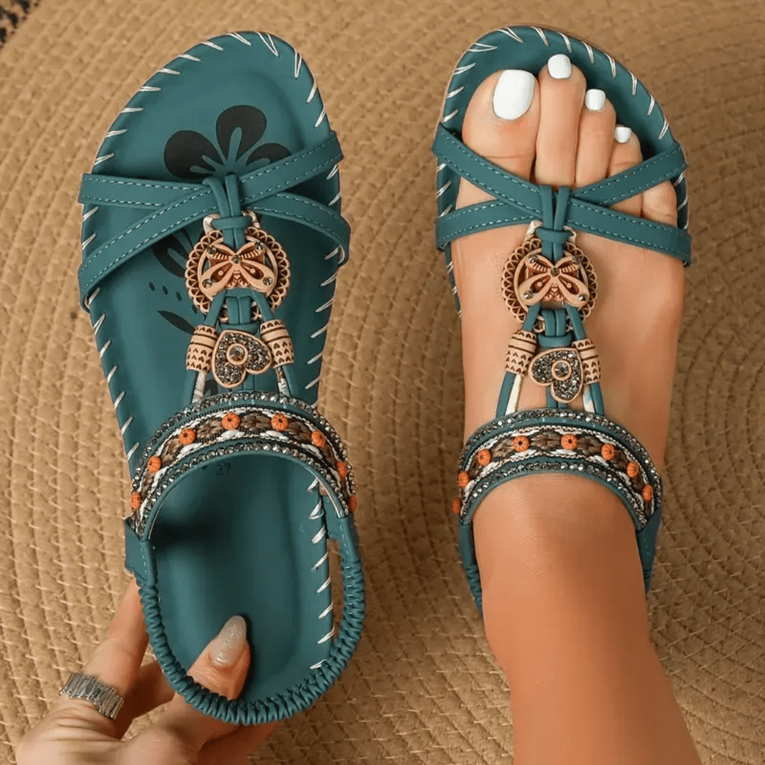 Sandalias estilo Ibiza verde oscuro con tiras cruzadas y adorno colgante dorado