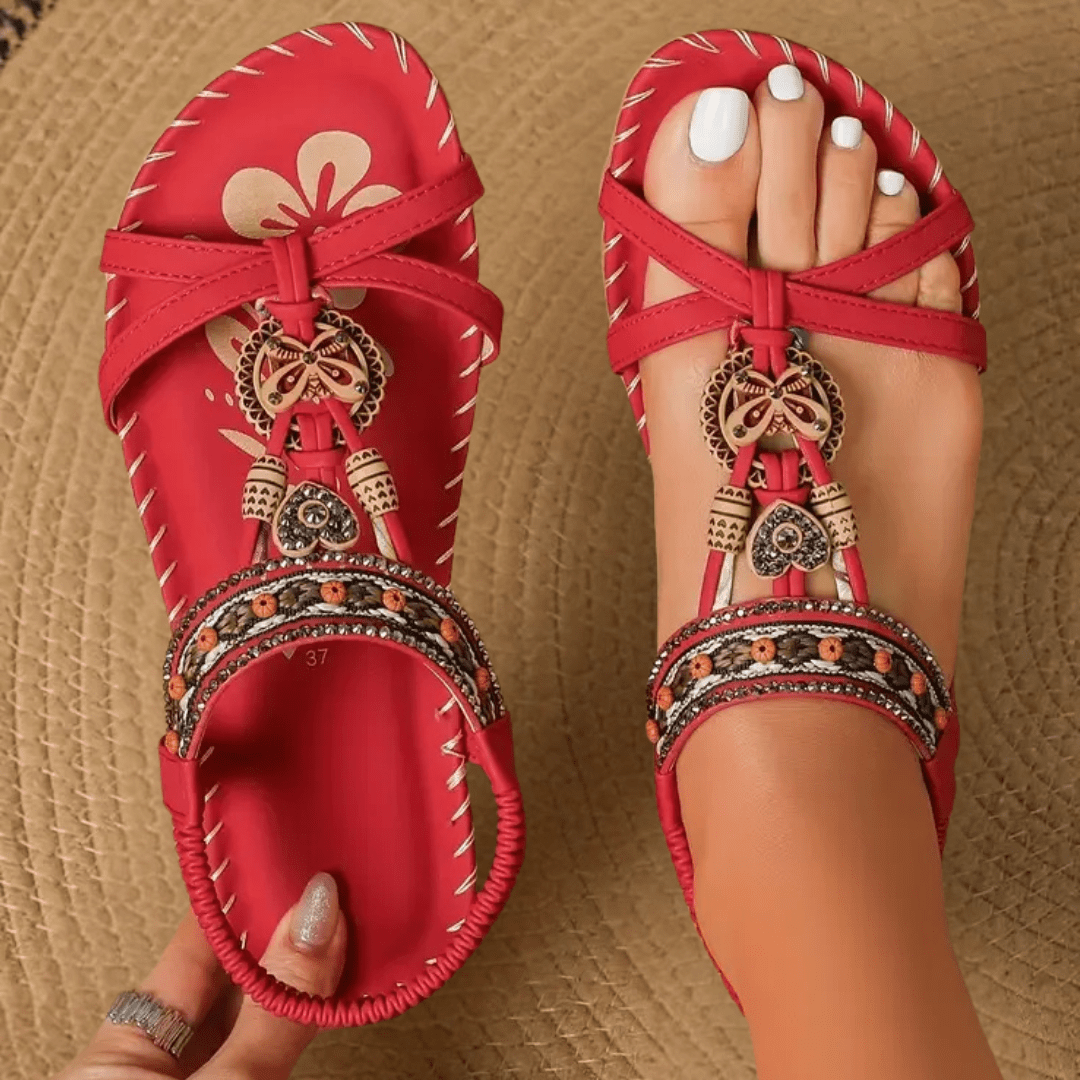 Sandalias estilo Ibiza rojas con tiras y adorno colgante dorado decorativo