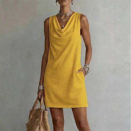 Vestido entallado sin mangas de color amarillo con cuello barco drapeado.