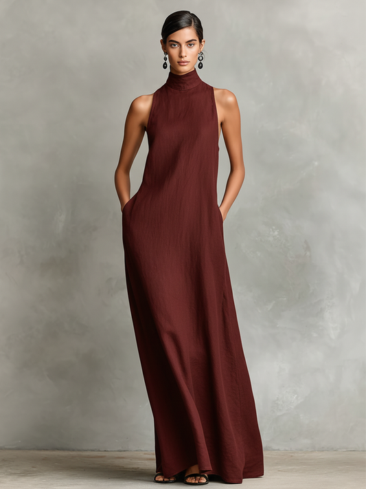 Vestido largo minimalista burdeos, cuello alto sin mangas, tejido fluido