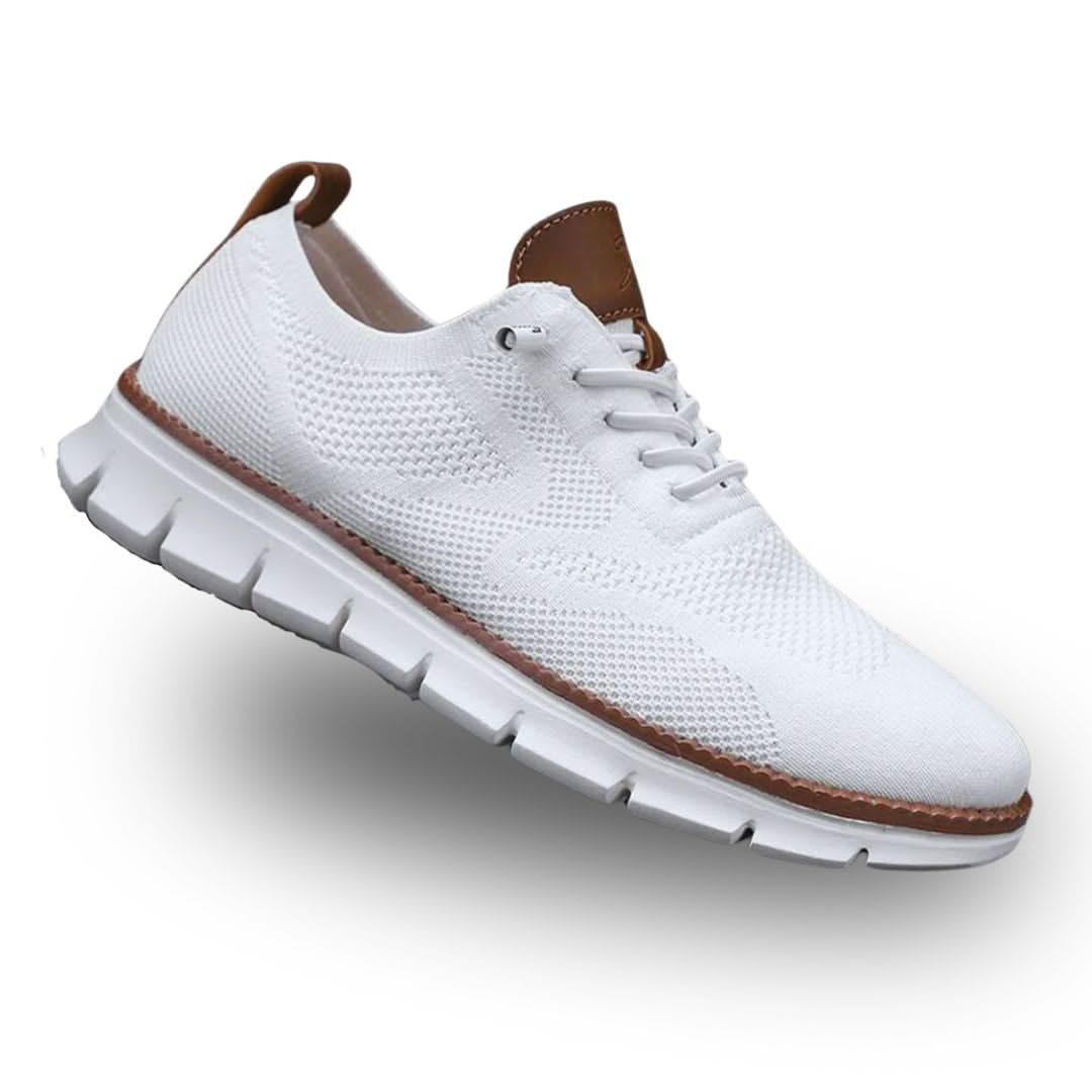 Zapatilla de senderismo blanca con cordones y suela de tacos