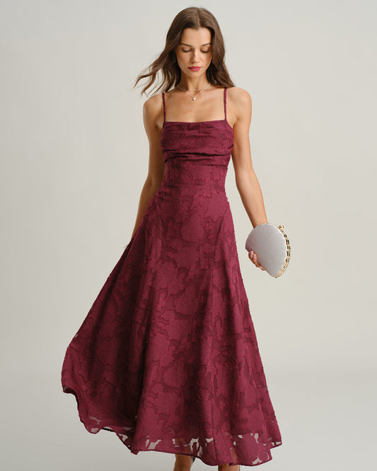 Vestido largo rojo vino de jacquard con tirantes finos y falda amplia plisada